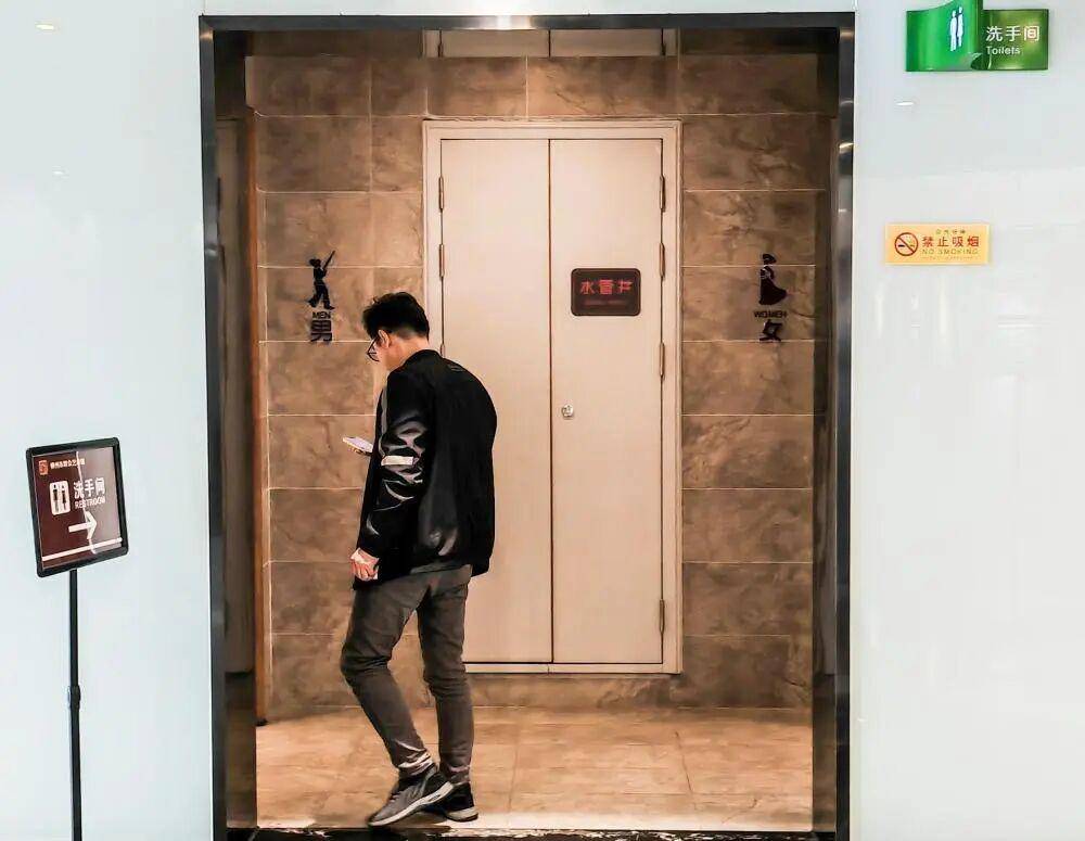 “我只想上个厕所<strong></p>
<p>币神</strong>,别考我了行不行!”