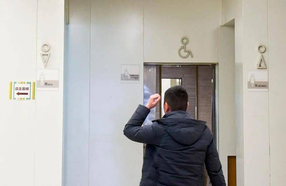 “我只想上个厕所<strong></p>
<p>币神</strong>,别考我了行不行!”