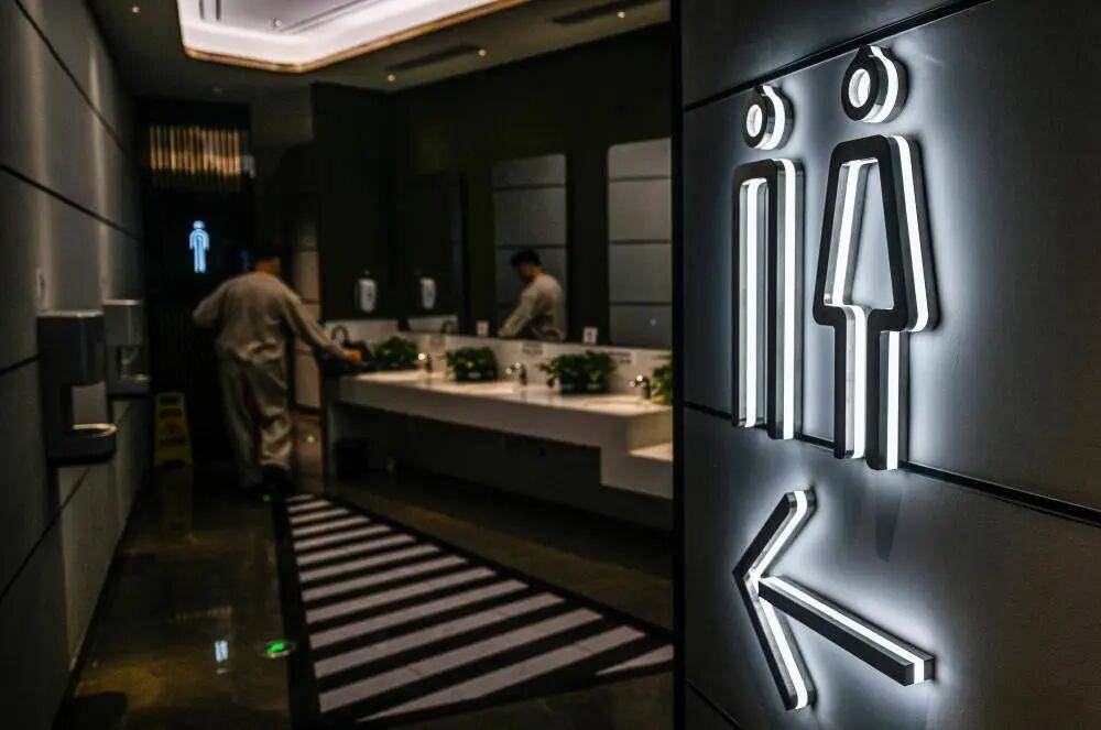 “我只想上个厕所<strong></p>
<p>币神</strong>,别考我了行不行!”