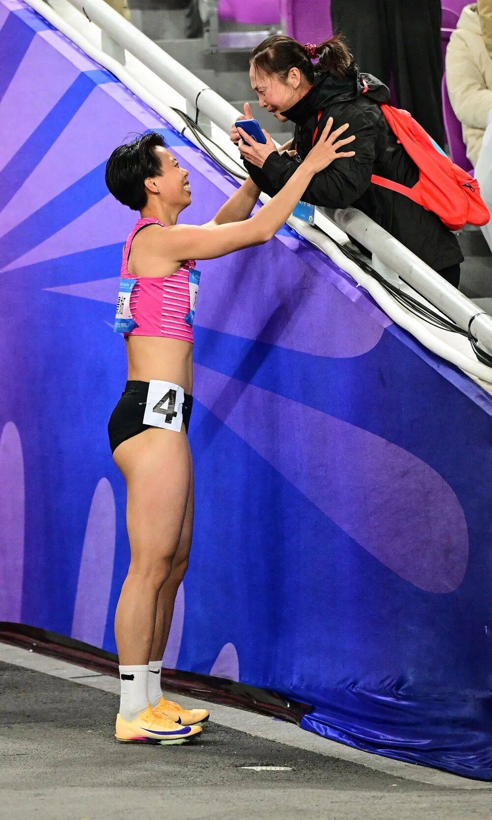 吴艳妮摘银颁奖台上仰面爆哭<strong></p>
<p>币神</strong>，三届全运会无缘金牌，回应“能否坚持下一届”；刘景扬夺冠后称不是“黑马”，妈妈激动落泪：没人看好她