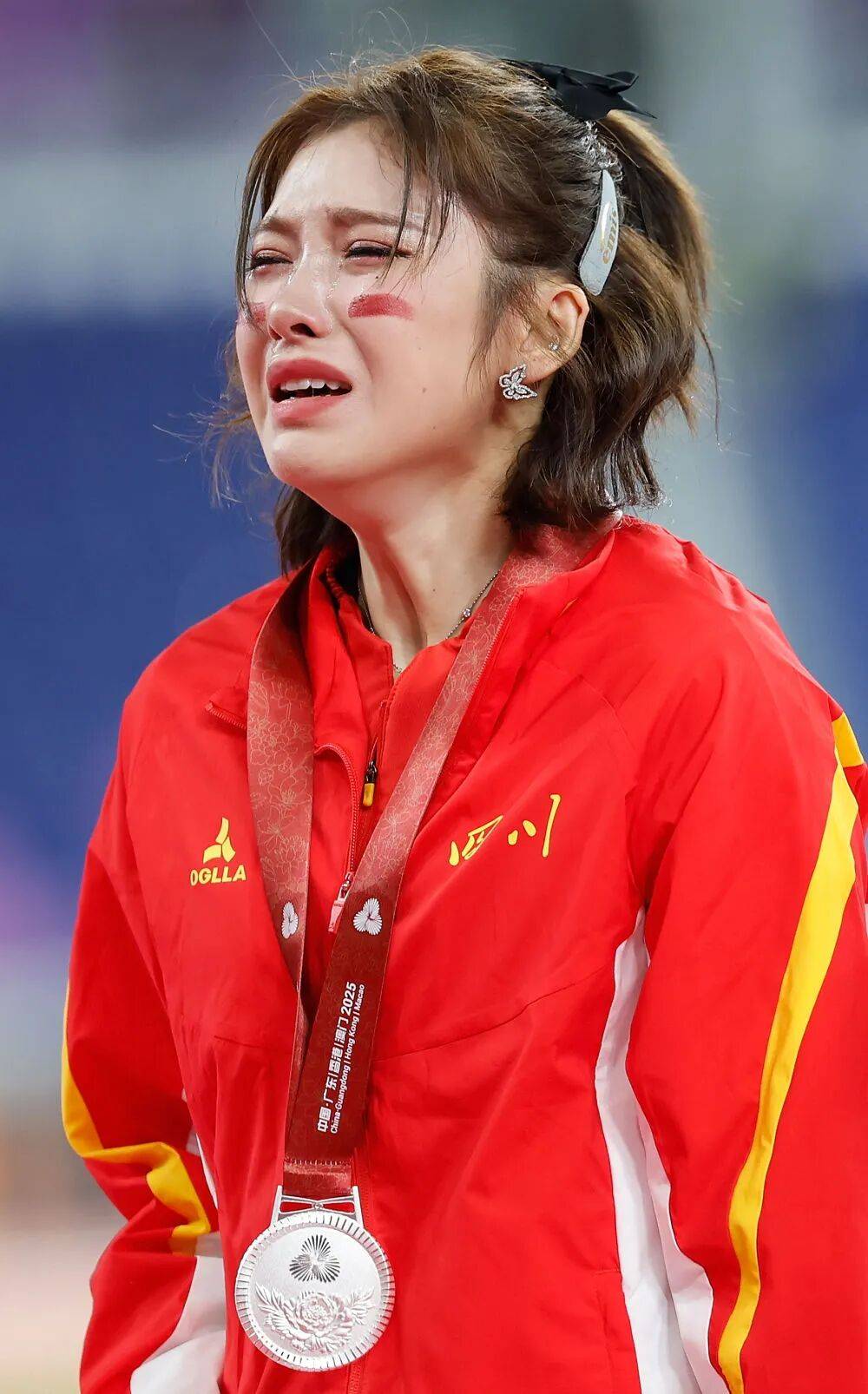 吴艳妮摘银颁奖台上仰面爆哭<strong></p>
<p>币神</strong>，三届全运会无缘金牌，回应“能否坚持下一届”；刘景扬夺冠后称不是“黑马”，妈妈激动落泪：没人看好她