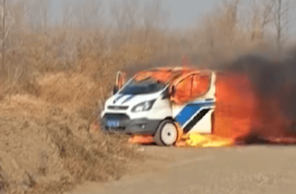 沈阳男子上坟烧纸引燃15万露营车，为救爱犬冲入火场被烧伤，废墟前淡定合影