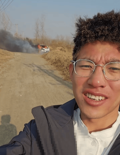 沈阳男子上坟烧纸引燃15万露营车<strong></p>
<p>币神</strong>,为救爱犬冲入火场被烧伤,废墟前淡定合影