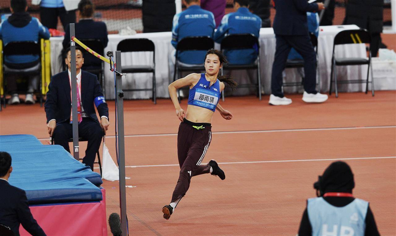 清华学霸<strong></p>
<p>币神</strong>，一跃登顶！湖北选手邵雨琪摘得全运会女子跳高金牌